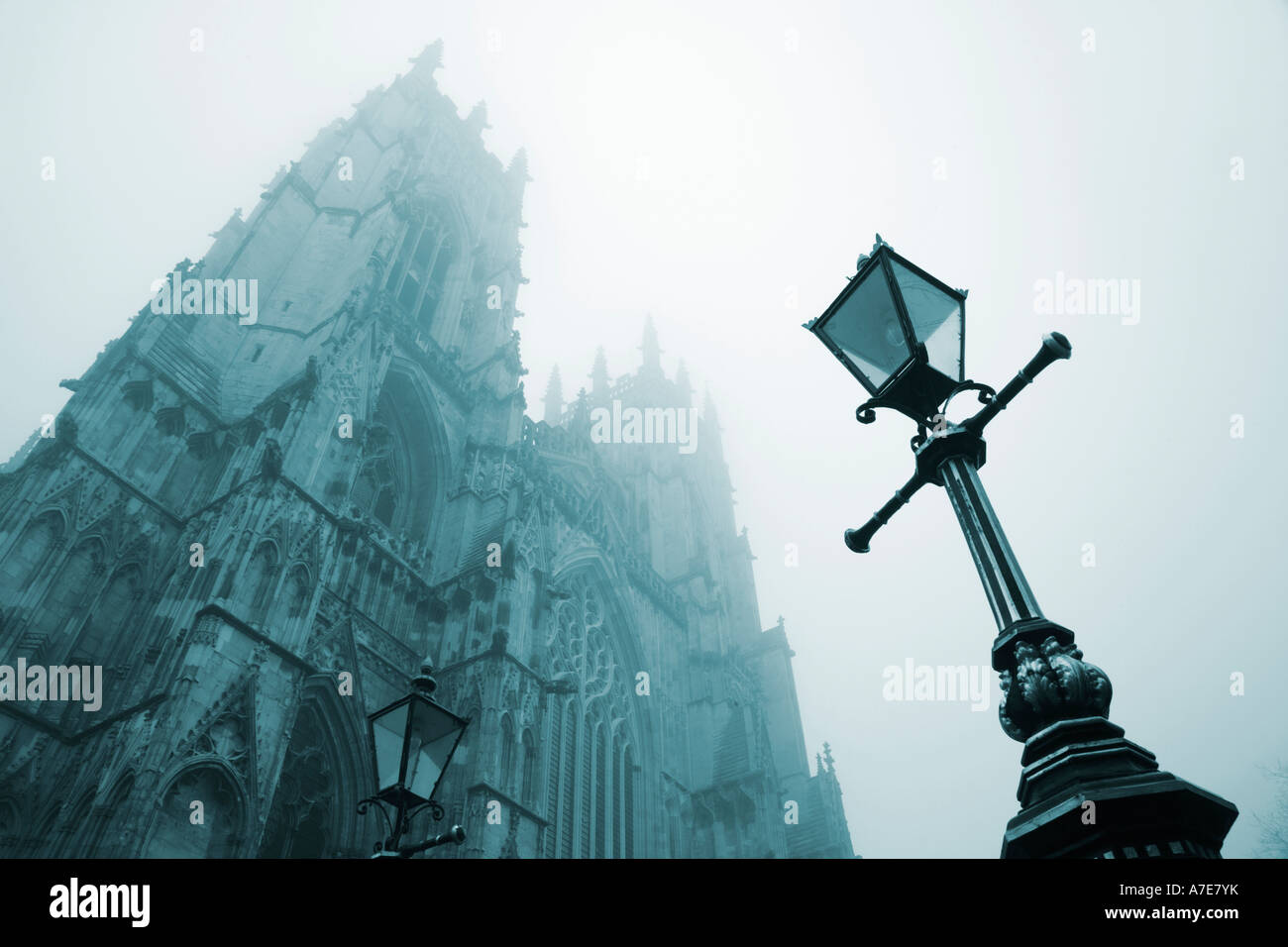 York Minster nella nebbia North Yorkshire, Inghilterra Foto Stock