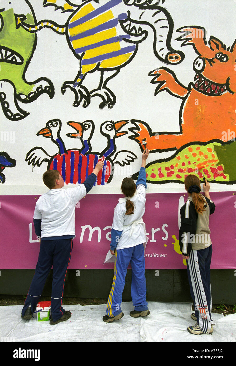 Premio Oscar animatore NICK PARK aiuta i bambini dalla carità NCH dipingere un gigantesco Billboard in Bristol Foto Stock