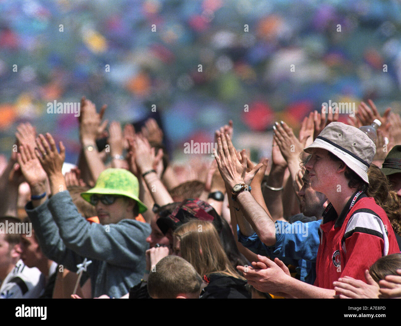 La Folla godendo il sole al Glastonbury festival rock 1999 SOMERSET REGNO UNITO Foto Stock