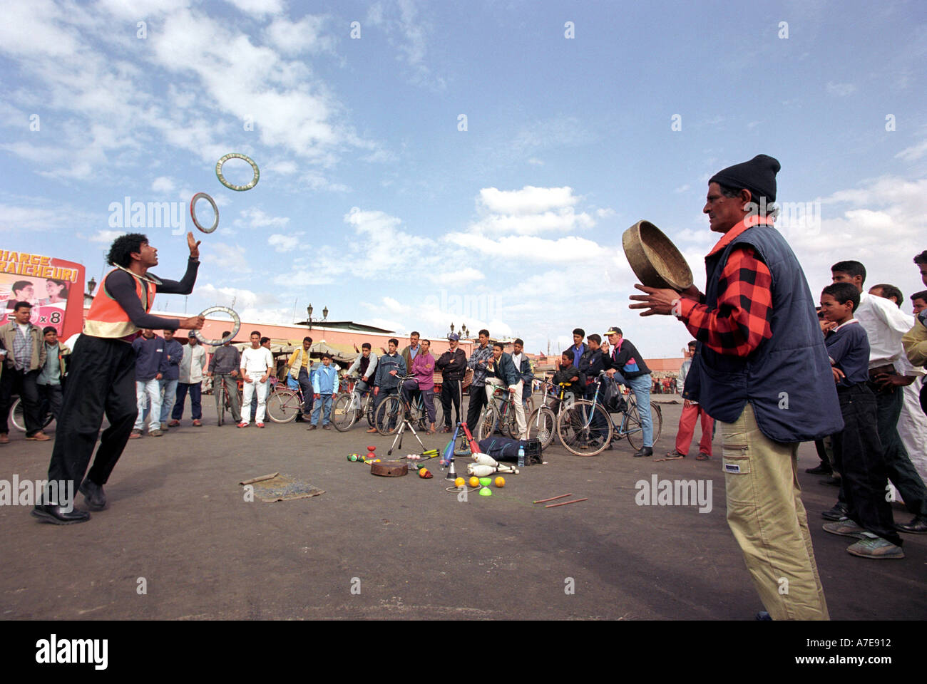 Due gli artisti di strada guardato da gente del posto e i turisti in Djemaa El Fna a Marrakech in Marocco in Nord Africa Foto Stock