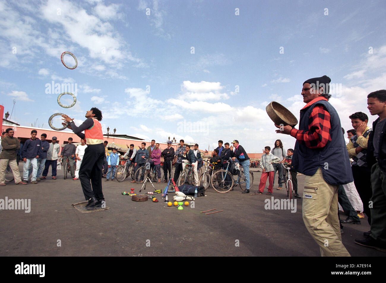 Due gli artisti di strada guardato da gente del posto e i turisti in Djemaa El Fna a Marrakech in Marocco in Nord Africa Foto Stock