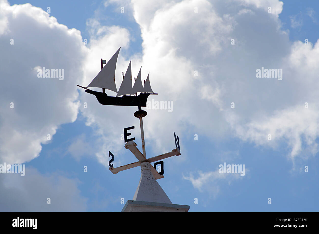 Banderuola sul tetto contro il cielo nuvoloso Algarve Portogallo Europa Foto Stock