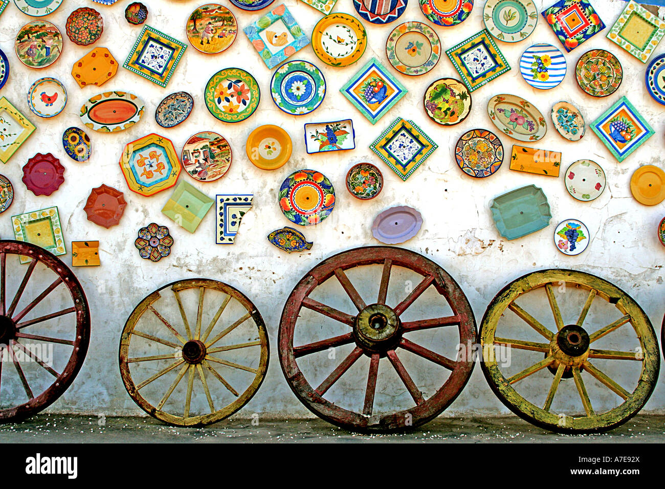 Display di ceramiche e le ruote del carro al di fuori del negozio Raposeira Algarve Portogallo Europa Foto Stock