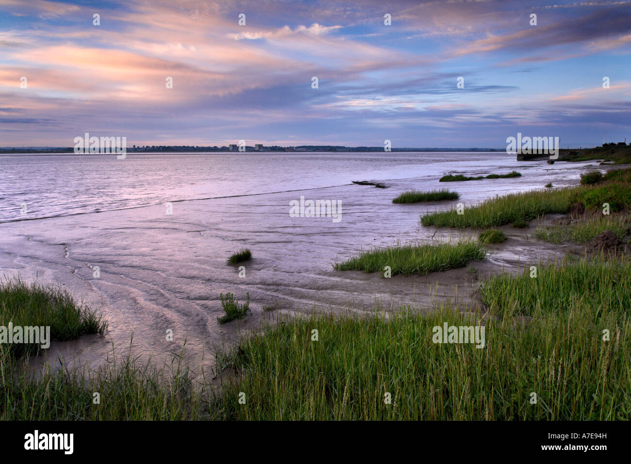 Un bel mattino cielo al di sopra della Severn Estuary, Gloucestershire, Inghilterra Foto Stock