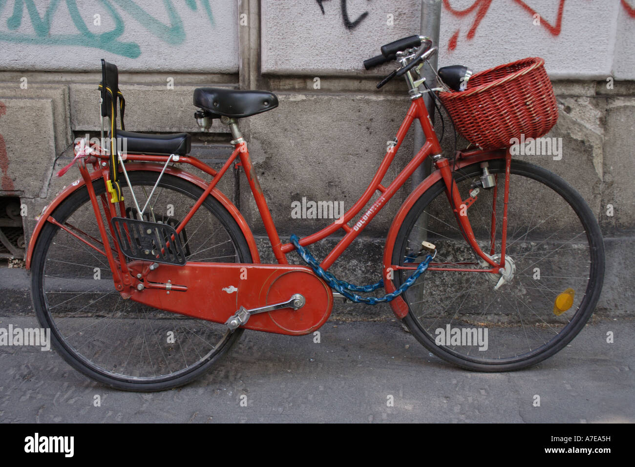 Ripartiti rusty usata bicicletta shadow all'aperto nessuno bike vecchio  rotto staccando europa euoutdoor europea Foto stock - Alamy