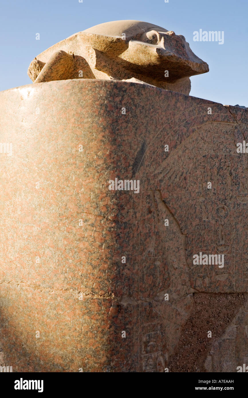 Scarabeo un monumento nel Tempio di Karnak Egitto la tradizione dice che un desiderio si avveri se una persona cammina intorno ad esso per tre volte Foto Stock