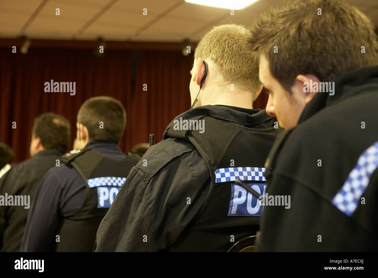 Humberside briefing di polizia prima di una operazione di grande portata per cancellare scafo s strade di droga Febbraio 2007 Foto Stock