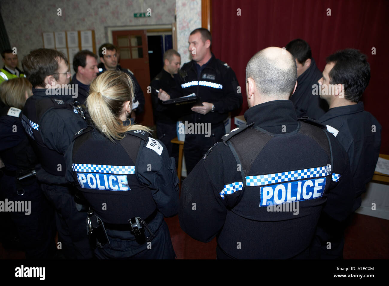 Humberside briefing di polizia prima di una operazione di grande portata per cancellare scafo s strade di droga Febbraio 2007 Foto Stock