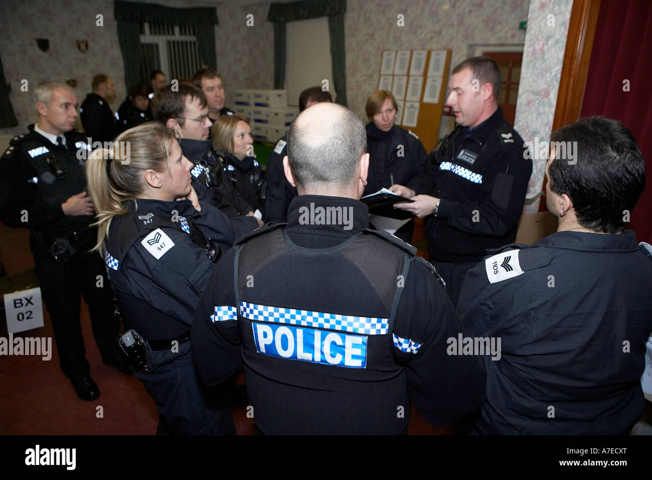 Humberside briefing di polizia prima di una operazione di grande portata per cancellare scafo s strade di droga Febbraio 2007 Foto Stock