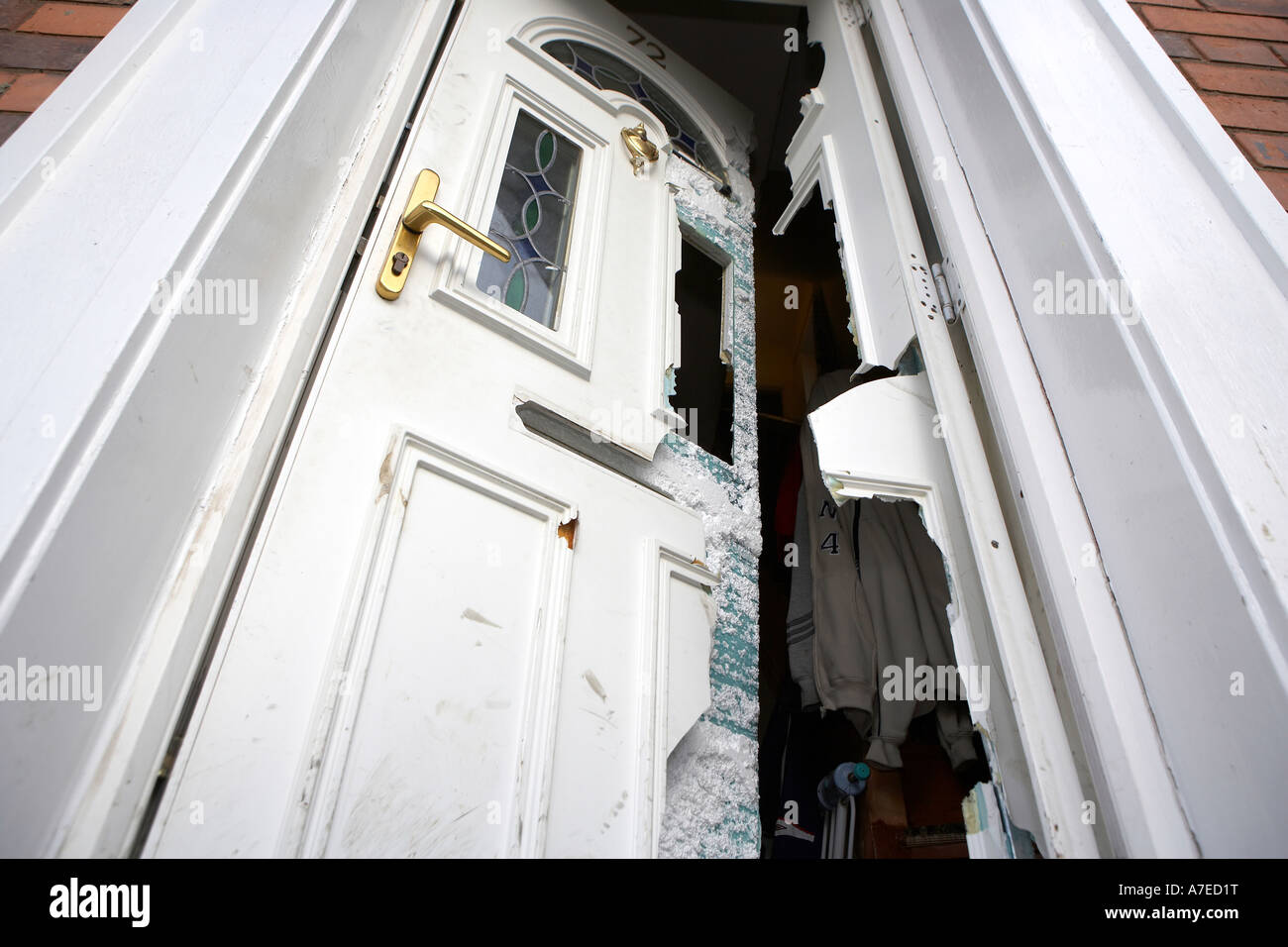 I resti di una porta anteriore dopo una polizia dawn raid su sospetti droga i concessionari in Hull East Yorkshire Febbraio 2007 Foto Stock