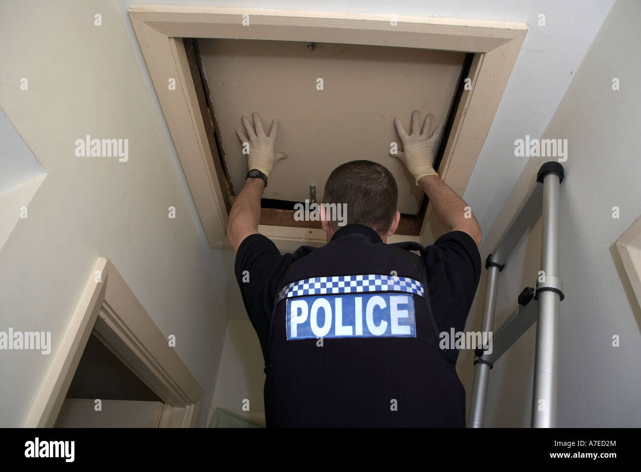 Gli ufficiali di polizia cerca una casa comprendente il loft per farmaci a Hull in droghe di Polizia raid su farmaco noto ai concessionari in Kingston upon Hul Foto Stock