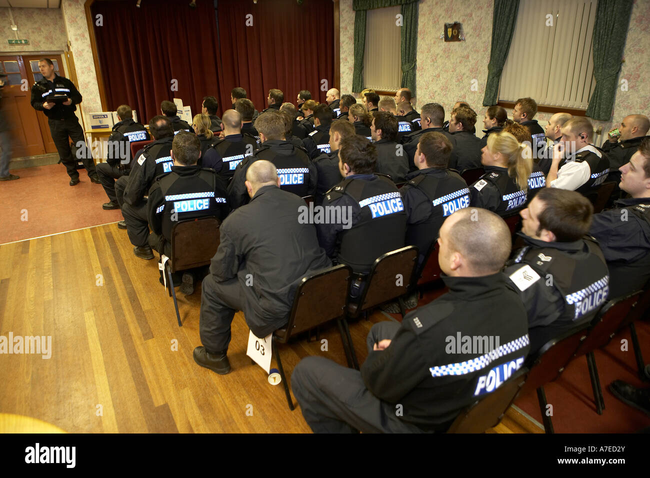 Humberside briefing di polizia prima di una operazione di grande portata per cancellare scafo s strade di droga Febbraio 2007 Foto Stock