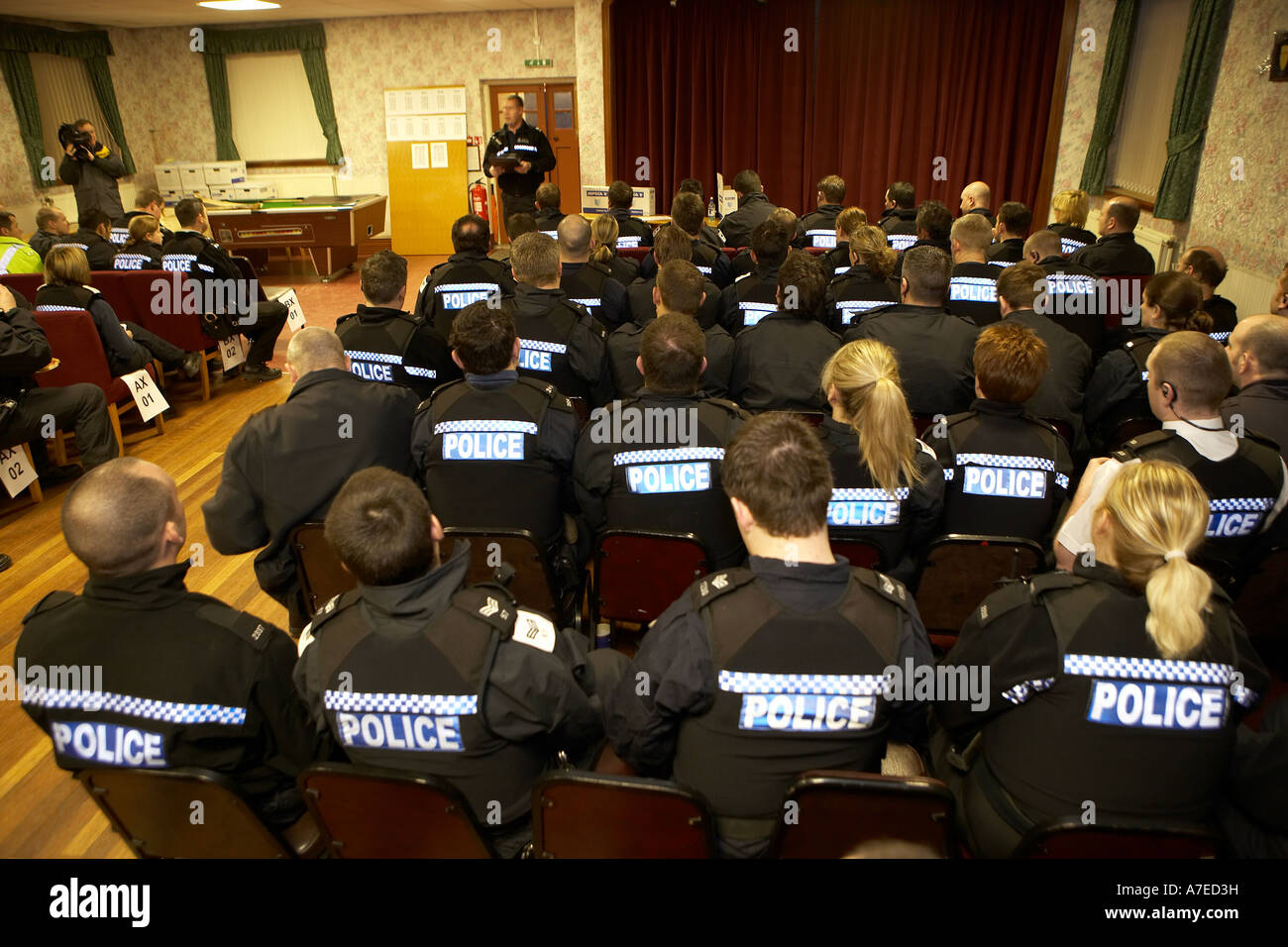 Humberside briefing di polizia prima di una operazione di grande portata per cancellare scafo s strade di droga Febbraio 2007 Foto Stock