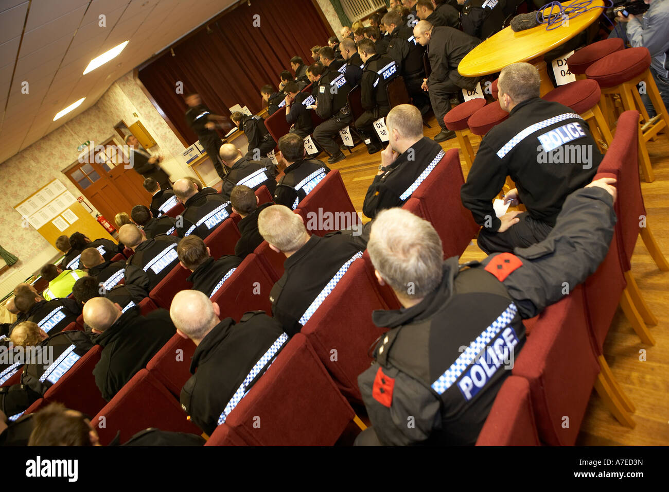 Humberside briefing di polizia prima di una operazione di grande portata per cancellare scafo s strade di droga Febbraio 2007 Foto Stock