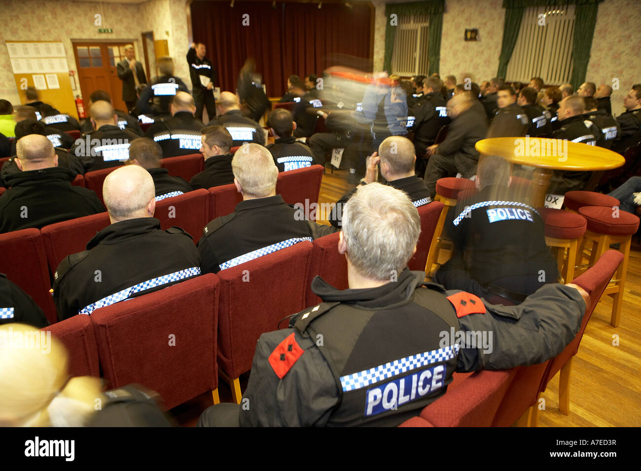 Humberside briefing di polizia prima di una operazione di grande portata per cancellare scafo s strade di droga Febbraio 2007 Foto Stock