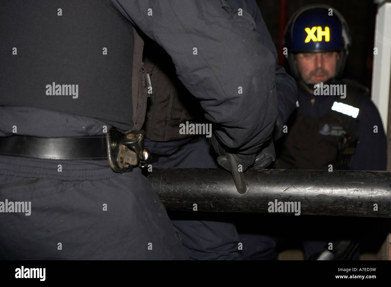 La polizia di abbattere una porta anteriore durante un'alba raid su sospetti droga i concessionari in Hull East Yorkshire Febbraio 2007 Foto Stock