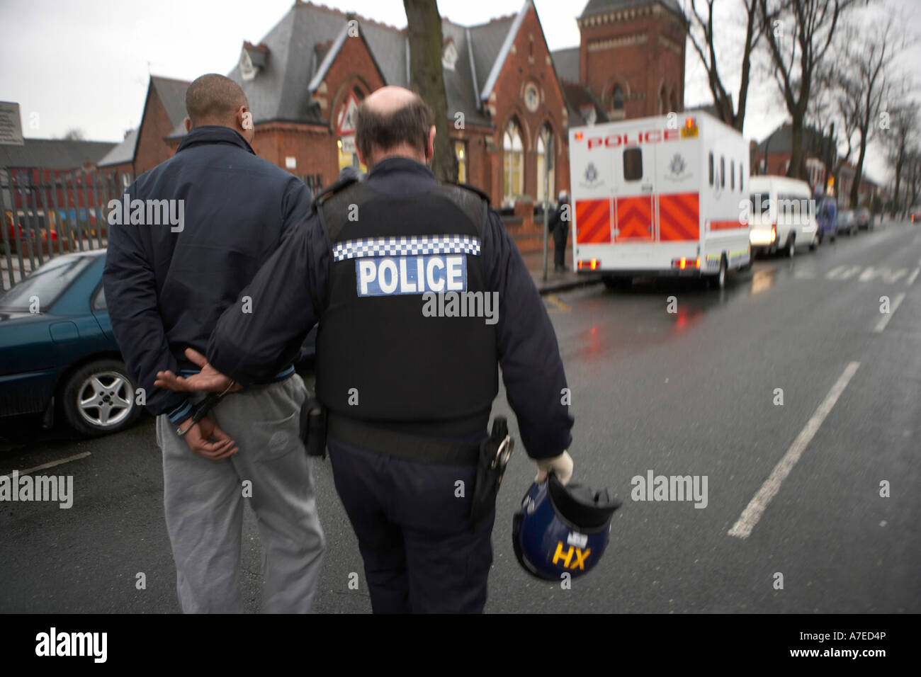 Funzionario di polizia arresti e portare via un sospetto di droga il concessionario a seguito di un'alba raid su proprietà in Hull Febbraio 2007 Foto Stock