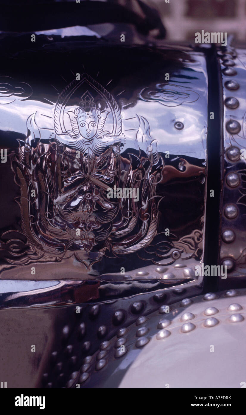Immagine del Buddha incisi su chrome lamiera pannello di un autobus pubblico, Bangkok, Thailandia Foto Stock