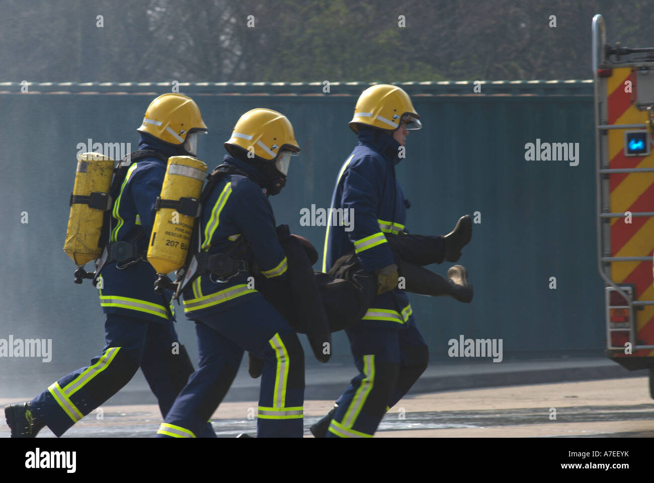 Fire reclute affrontare una simulazione di incidente stradale come parte del loro passaggio dalla cerimonia REGNO UNITO Foto Stock