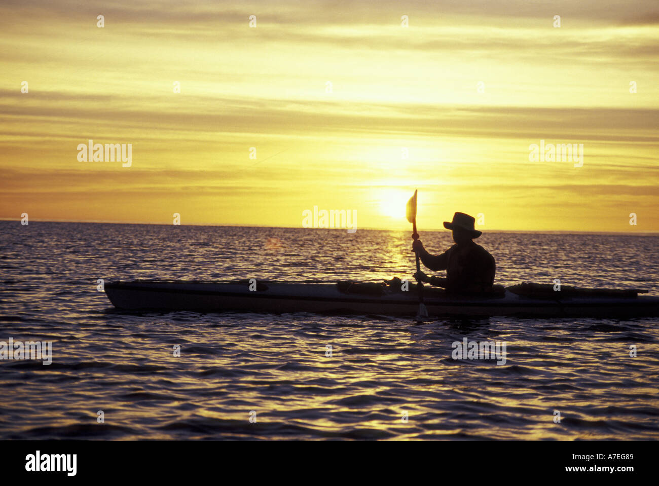 Nord America, Messico, Baja, Mare di Cortez. Sea kayaker di sunrise Foto Stock