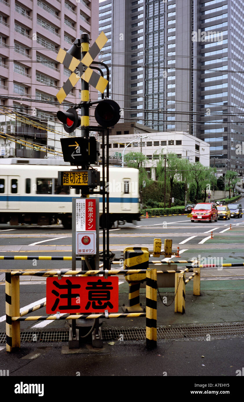 Oct 31, 2004 - treni pendolari attraversare una strada prima di entrare nella stazione di Shinjuku a Tokyo centrale. Foto Stock