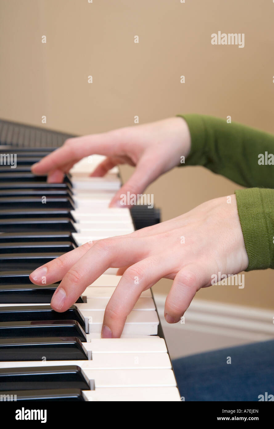 Close-up di mani suonare una tastiera Foto Stock