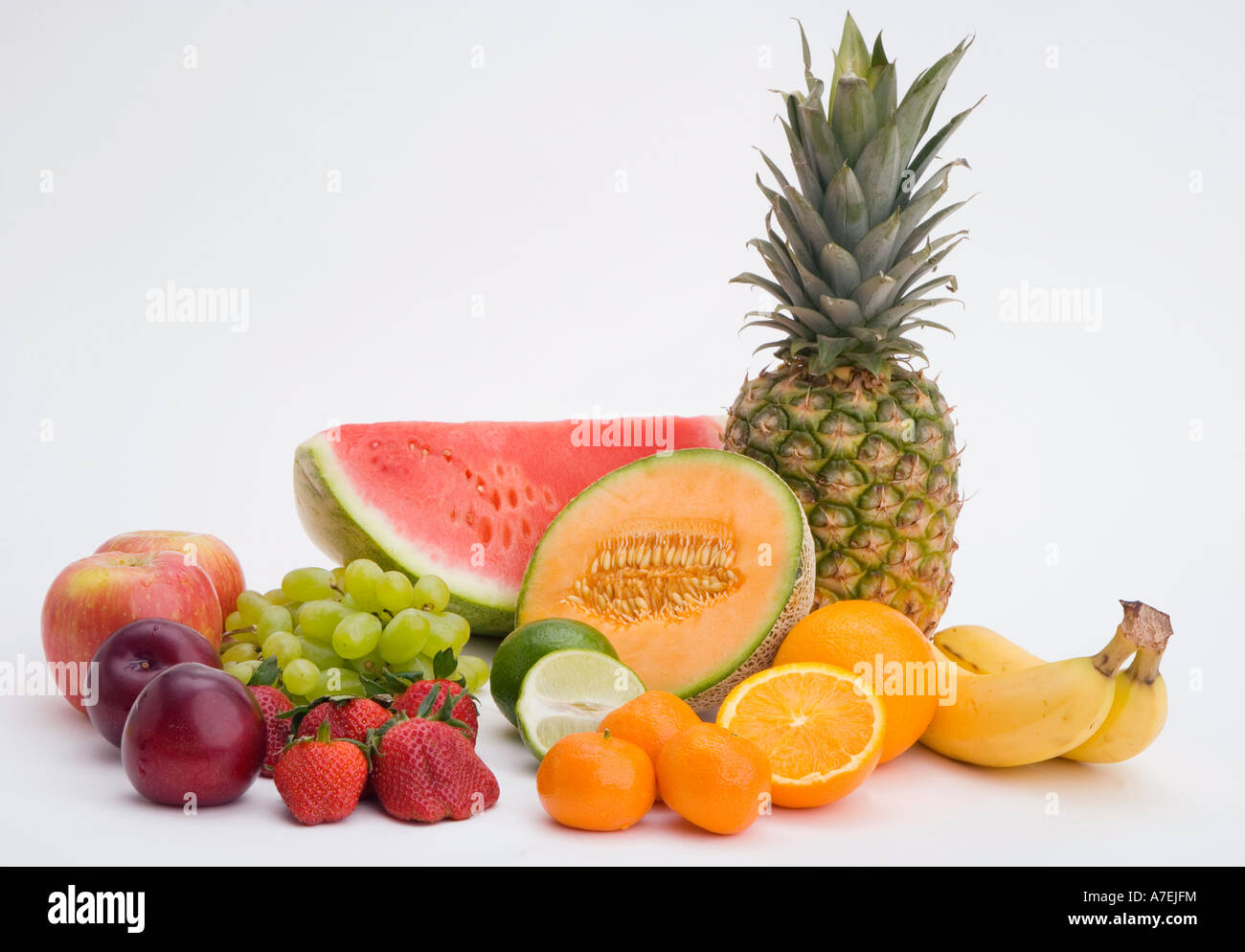 Varietà di frutta : cocomero, mele, banana, uva, fragole, prugne, cantelope, arance, limette Ananas Foto Stock