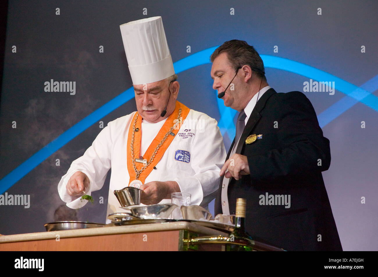 Il capo cuoco dimostra come cucinare un pasto sulla Princess nave da crociera Foto Stock
