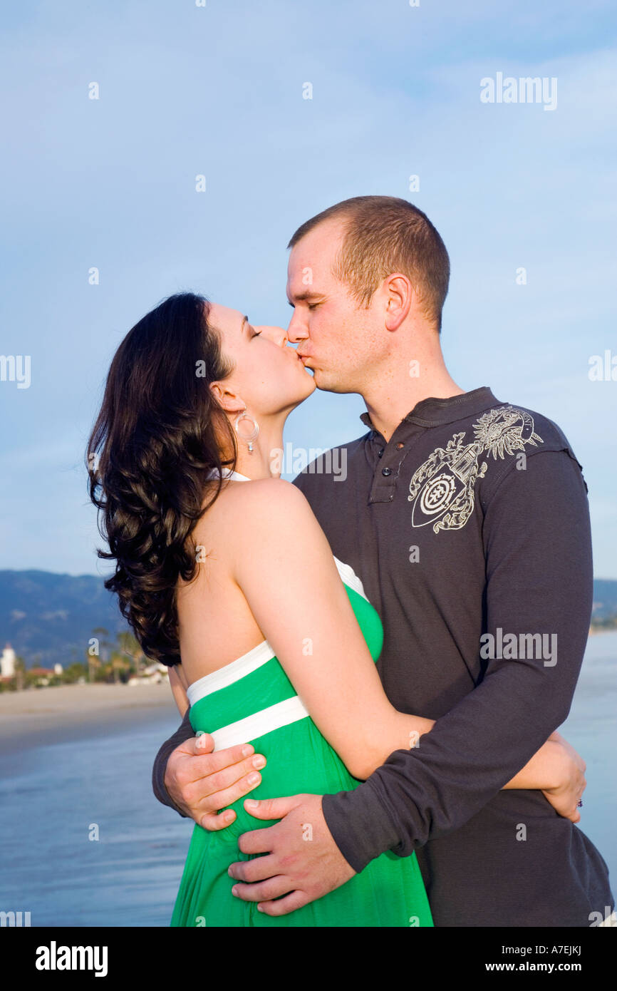 Giovane kiss presso la spiaggia durante il tramonto, Santa Barbara, CA Foto Stock