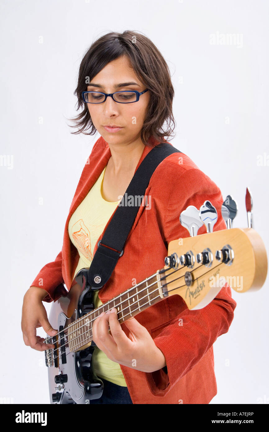 Ritratto di donna indiana dalla fascia Raining Jane a suonare la chitarra Foto Stock