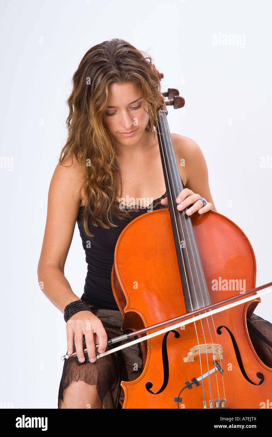Ritratto in studio di pioggia Jane membro suona il violoncello. Foto Stock