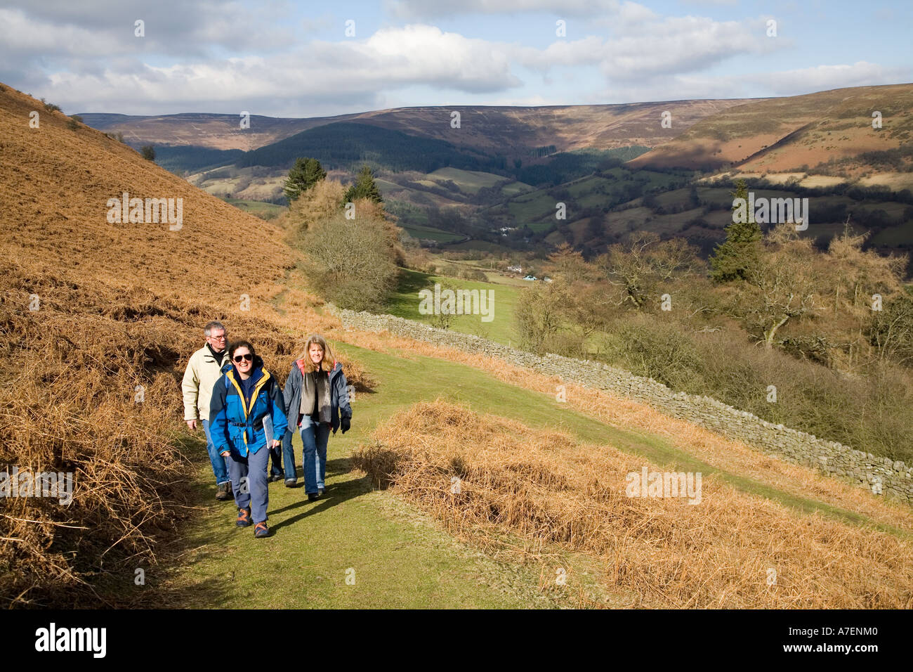 Gruppo di adulti camminando sul sentiero in Welsh Valley vicino a Crickhowell e Table Mountain Powys Wales UK Foto Stock