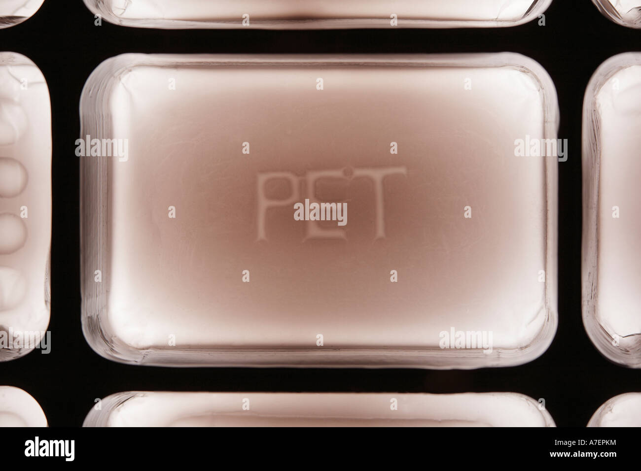 Le lettere stampigliate sulla plastica di imballaggio in PET di ortografia, extreme close-up, industria chimica, polietilene tereftalato, materie plastiche Foto Stock