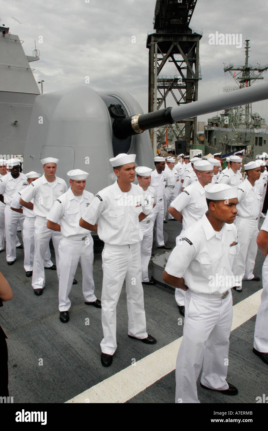 Stati Uniti Naval marinai su un incrociatore da battaglia. Foto Stock