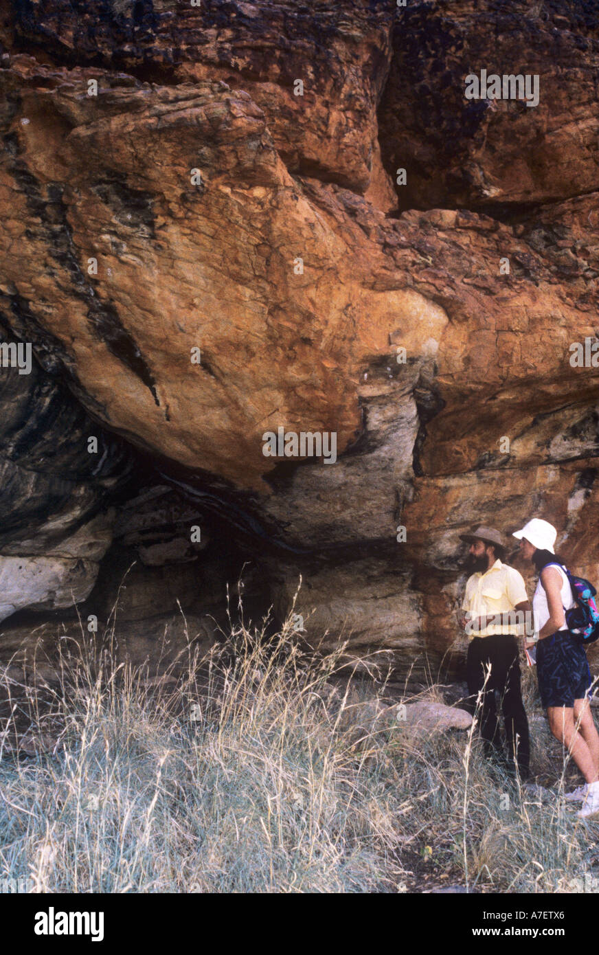 Dipinti Aborigeni delle caverne vicino a Kings Canyon in Australia centrale Foto Stock