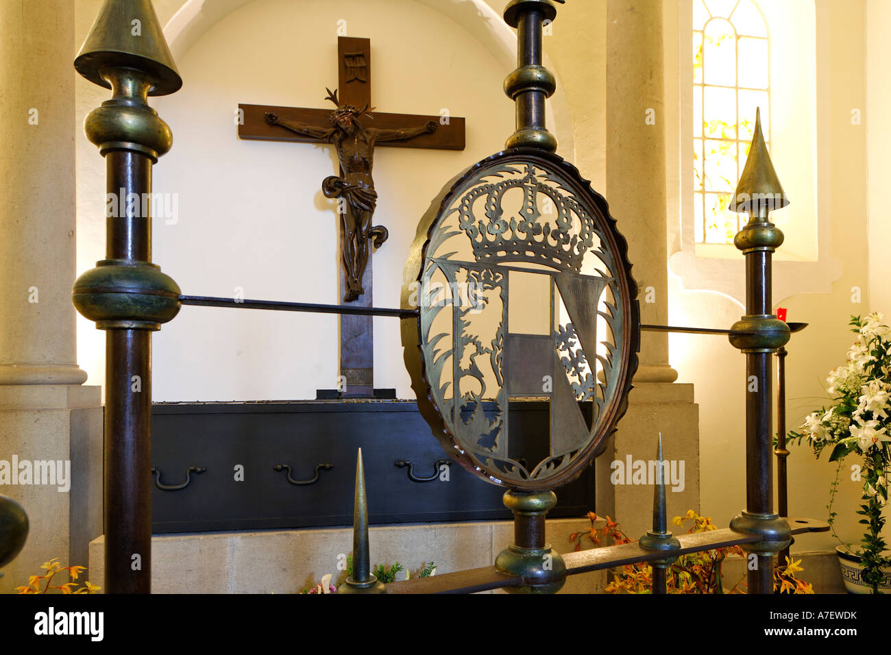 Tomba dell'ultimo imperatore d'Austria Karl i nella chiesa di Nossa Senhora do Monte, Monte, Madeira, Portogallo Foto Stock