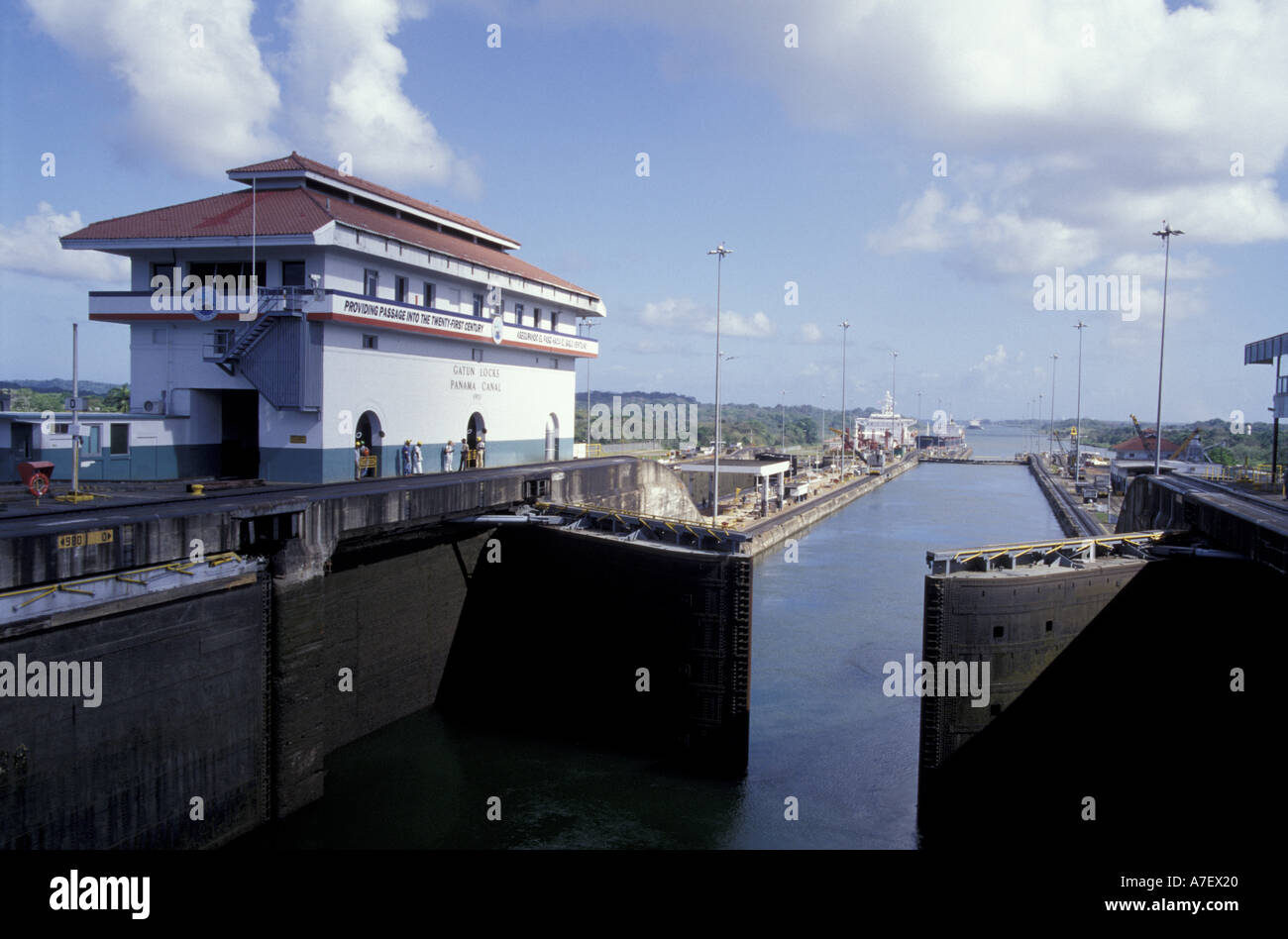 Panama, Panama Canal, Gatun serratura. Royal Princess, lasciando; canal Chiusura cancelli dietro di lei; controllo casa sulla sinistra Foto Stock