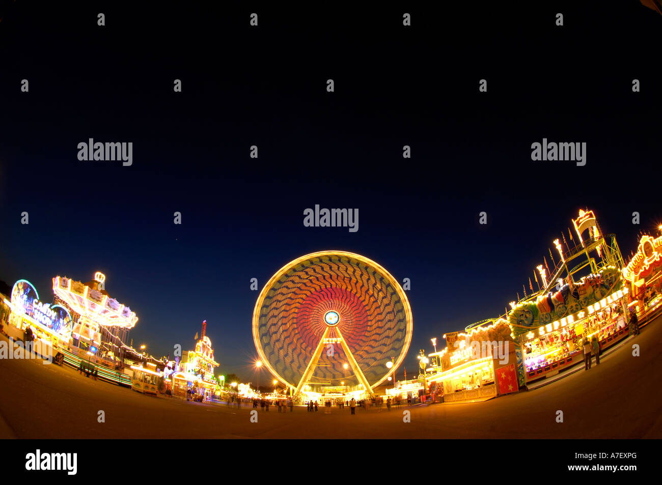 Fiera del divertimento con chairoplane e ruota panoramica Ferris Foto Stock