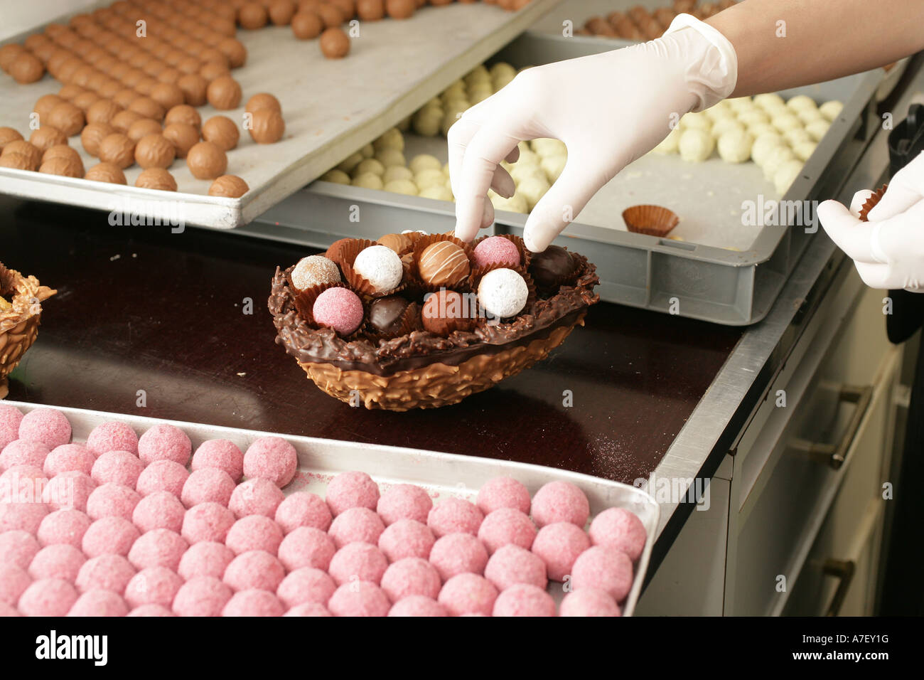 Le uova di pasqua di cioccolato sono riempiti con tartufi in una pasticceria Foto Stock