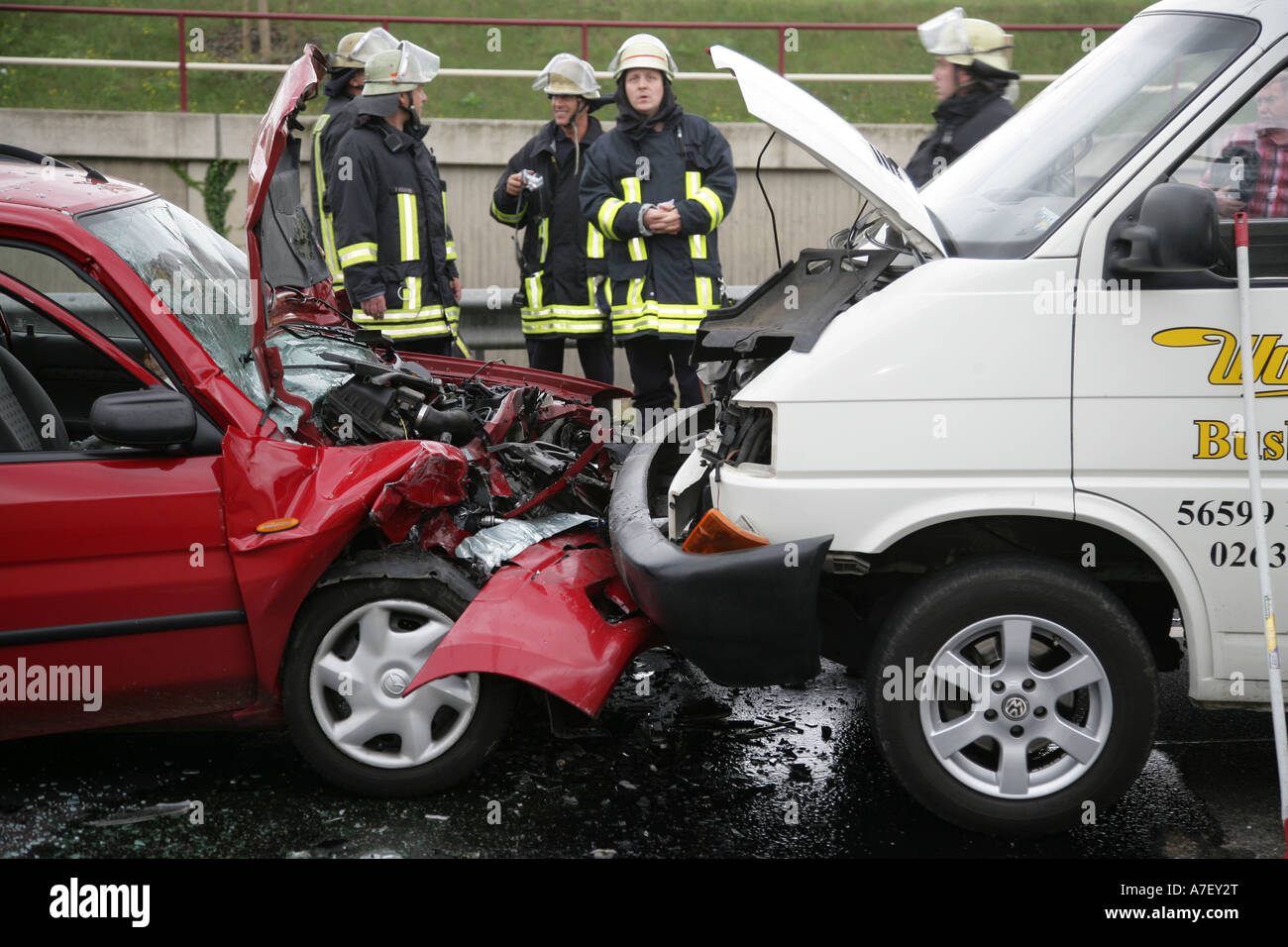 Un passeggero di auto e un furgone sono danneggiati in caso di incidente Foto Stock