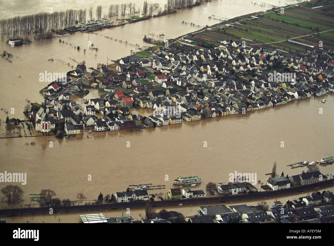 Vista aerea dell'isola Niederwerth nel Reno durante l'alluvione del 1995, Renania-Palatinato, Germania Foto Stock