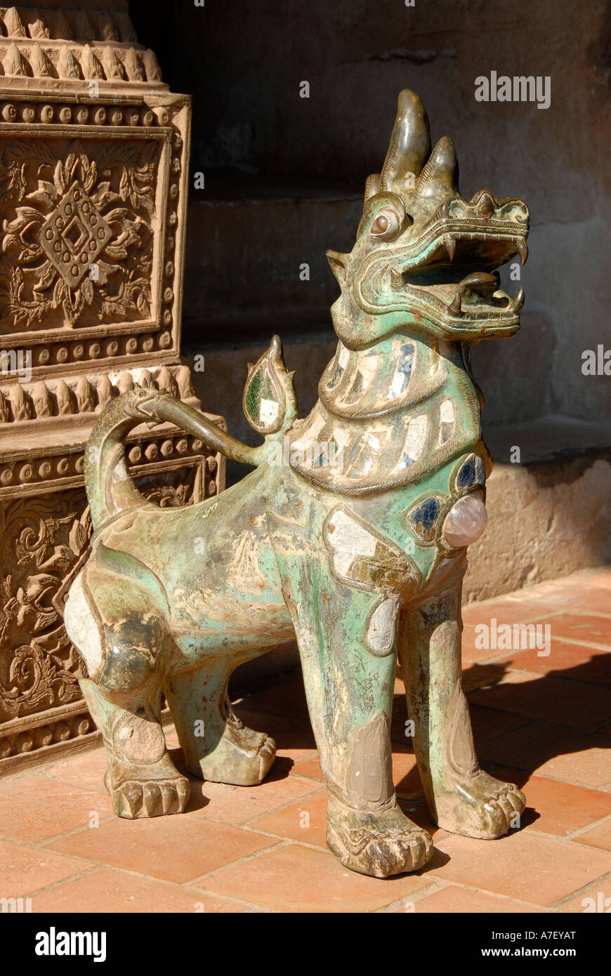 Drago di bronzo statua tempio museo di arte e antichità Haw Pha Kaew Museum Vientiane Laos Foto Stock