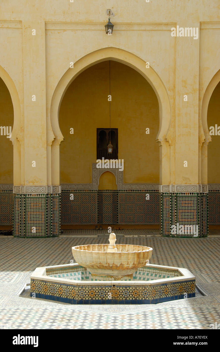 Oriental cortile con fontana mausoleo Moschea Moulay Ismail Meknes Marocco Foto Stock