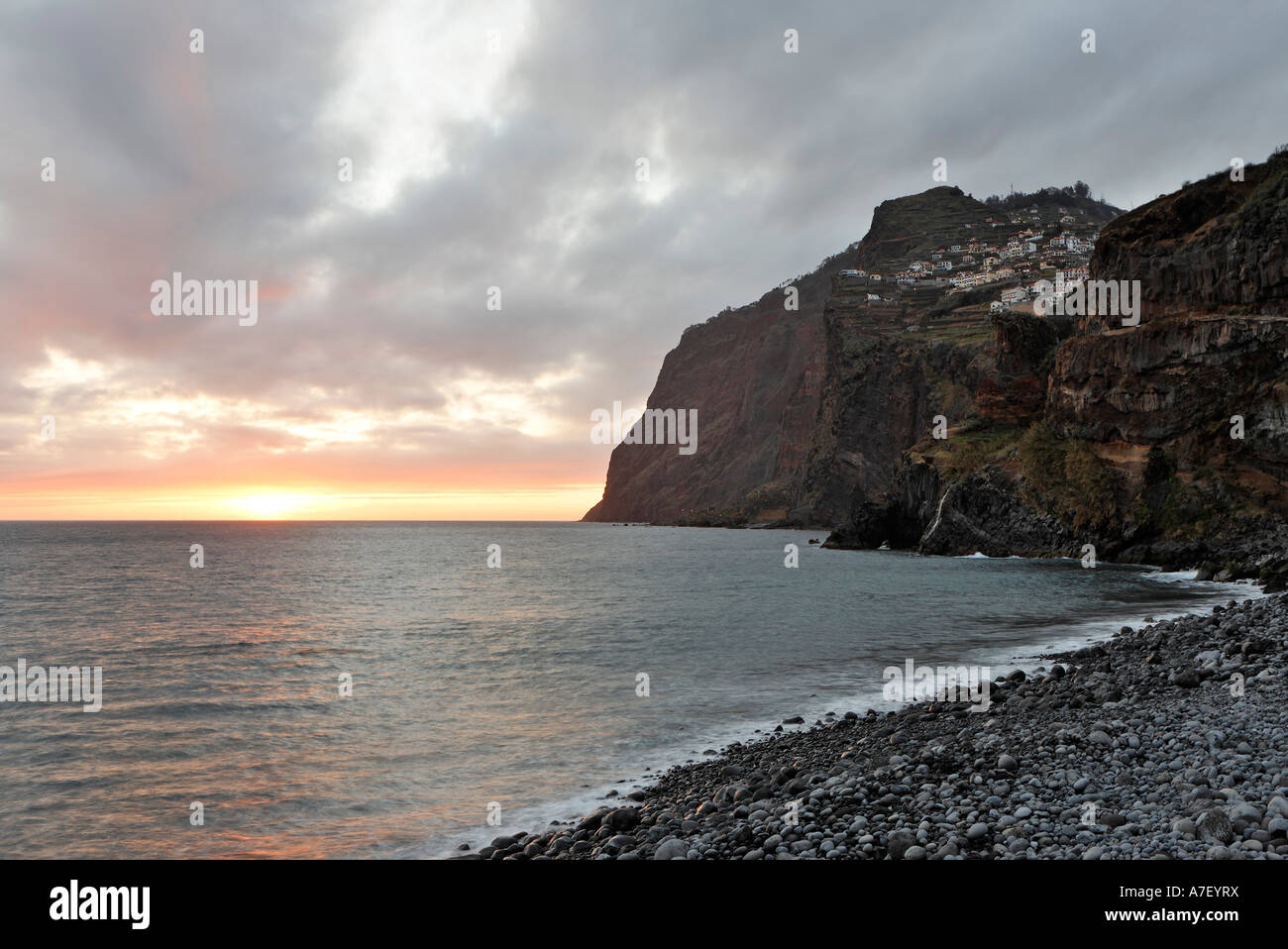 Vista dalla costa per le scogliere di Cabo Girao, Camara de Lobos, Madeira, Portogallo Foto Stock