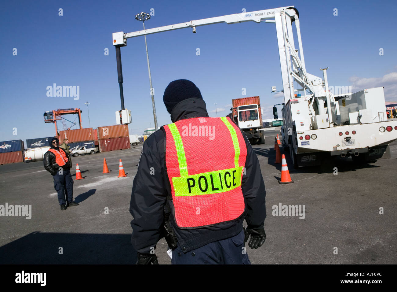 Delle dogane e della protezione delle frontiere degli ufficiali osservare le operazioni di un VACIS al Porto di Newark Container Terminal in Newark 24 Feb 2006 Foto Stock
