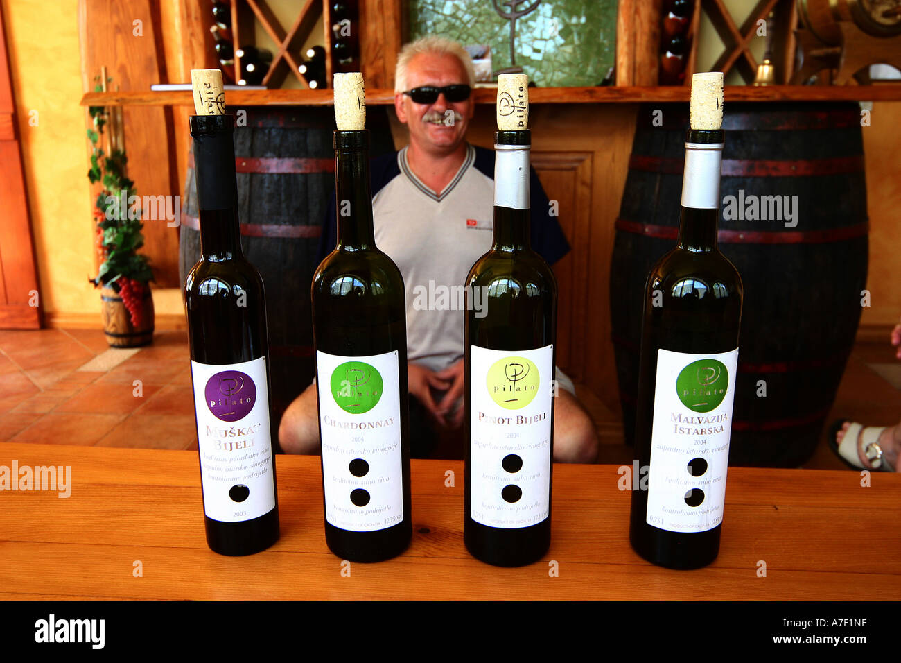 Il cliente che sta alle spalle del prodotto di vino istriano maker Elido Pilato Foto Stock
