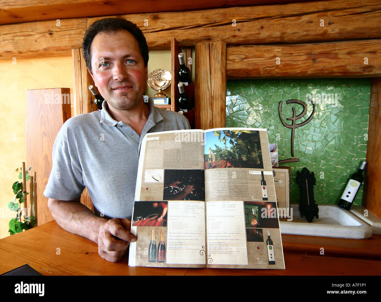 Vino Istriano maker Elido Pilato con la sua pagina nel vino regionale brochure Foto Stock