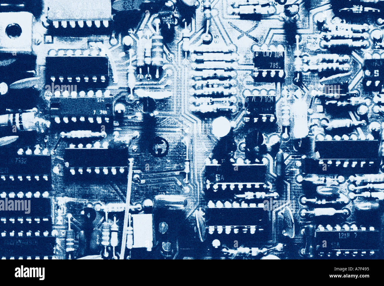 Sgranate tono blu close up della scheda dei circuiti con chip di circuiti integrati e altri componenti elettronici Foto Stock