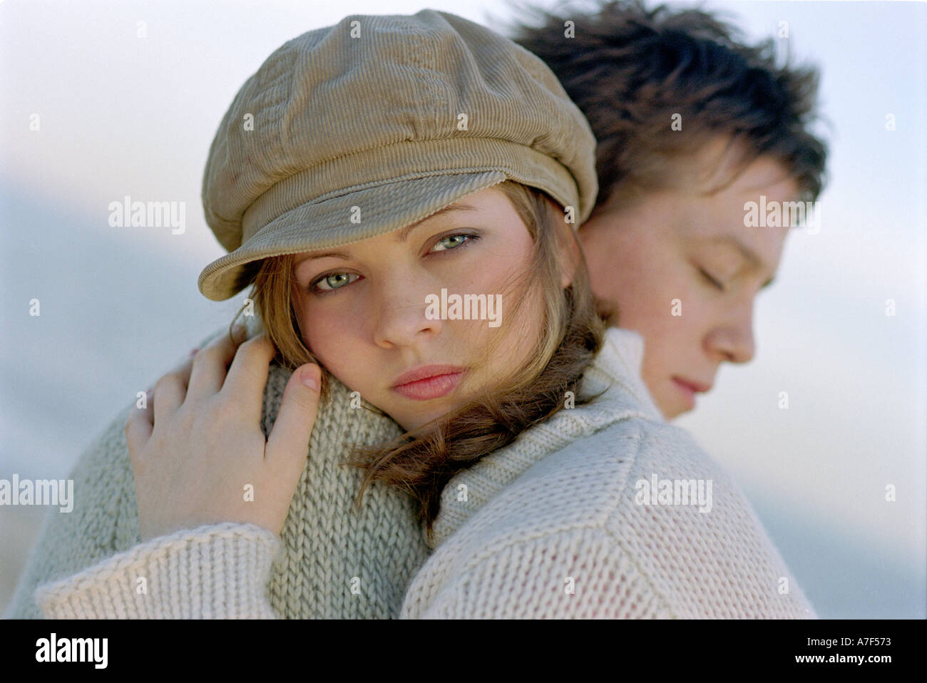 Giovane coppia adolescenti nell abbraccio sulla spiaggia Foto Stock