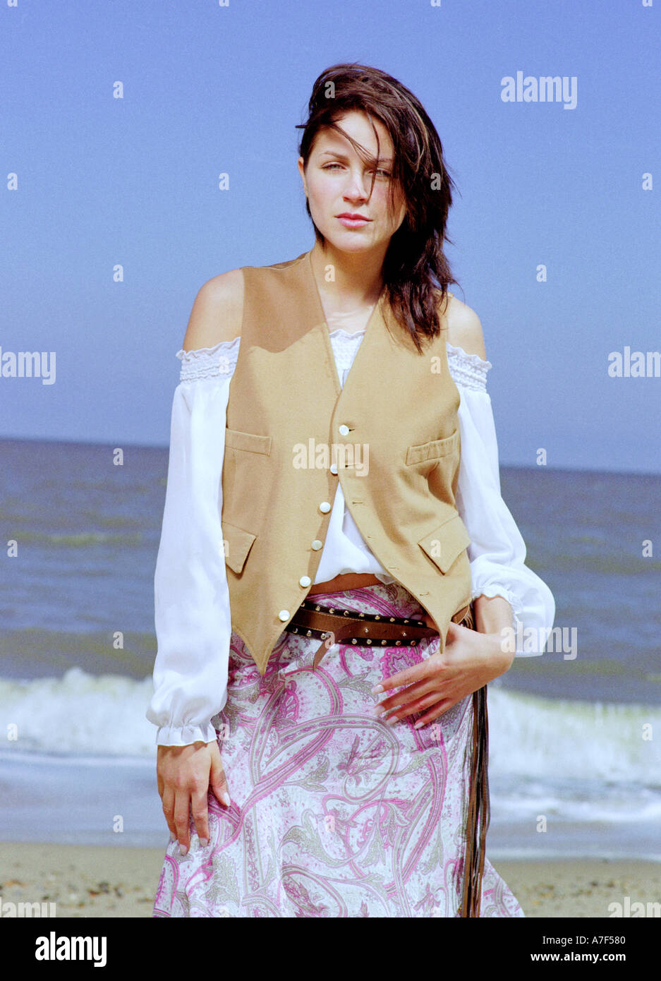 Ritratto di moda giovane donna in piedi accanto al mare Foto Stock